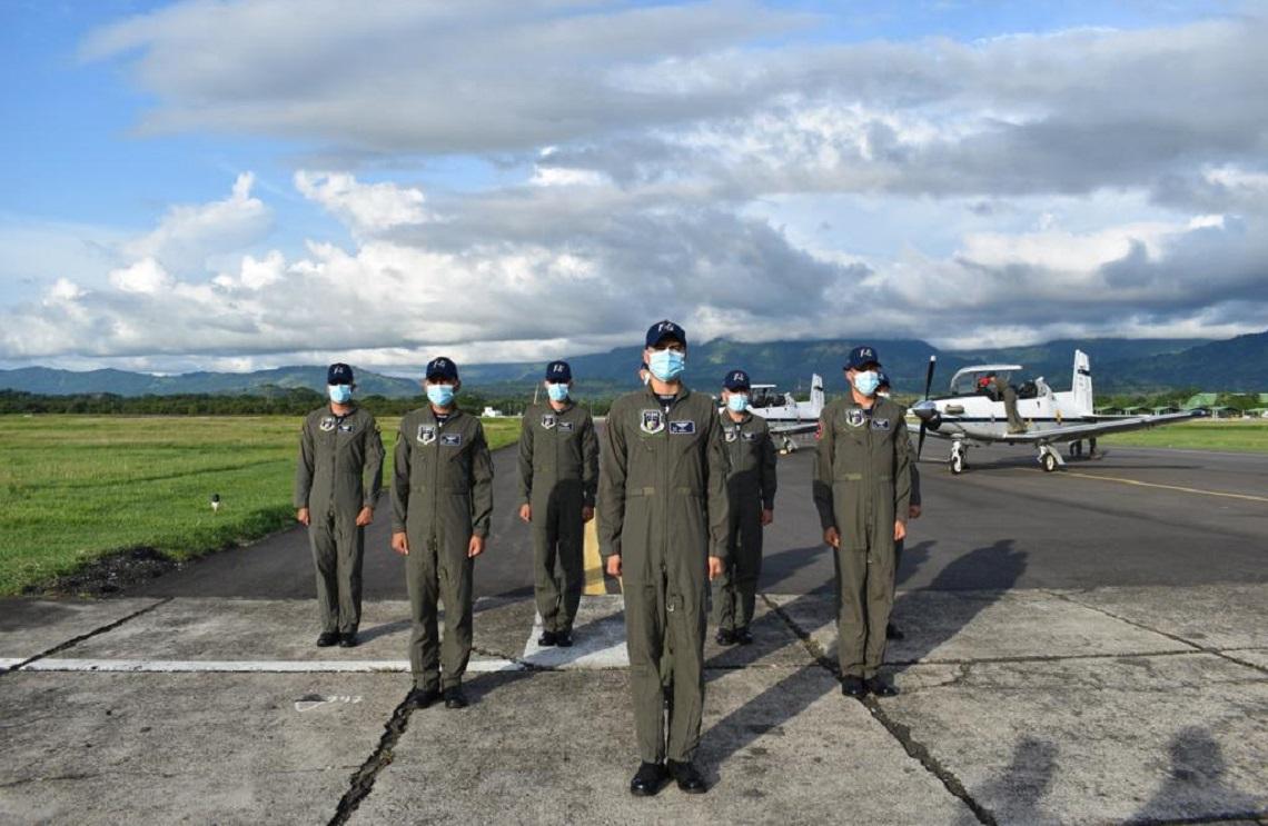un grupo de ocho jóvenes Alféreces de la Escuela Militar de Aviación Militar ‘Marco Fidel Suárez’ (EMAVI) recibieron sus alas de piloto militar,