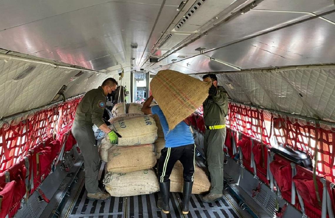 Fuerza Aérea Colombiana continúa transportando toneladas de cacao desde Güerima, Vichada