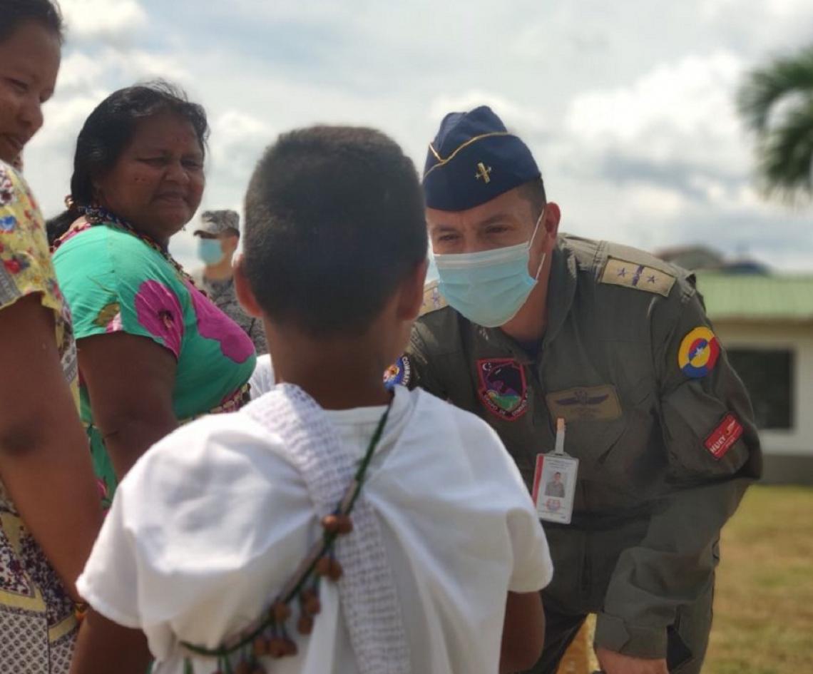 Fuerza Aérea Colombiana dona regalos para la comunidad indígena El Diamante en el Caquetá