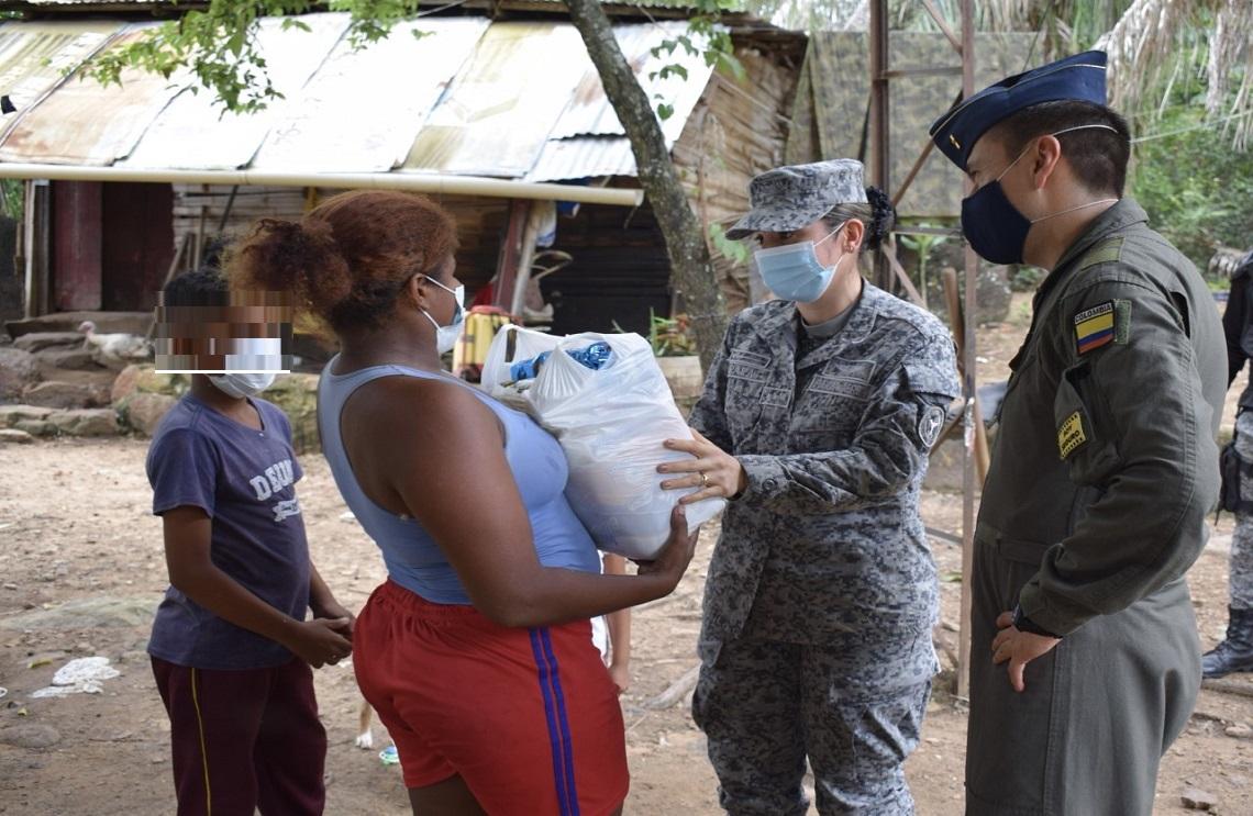 Fuerza Aérea Colombiana entrega ayudas a damnificados en Melgar, Tolima 