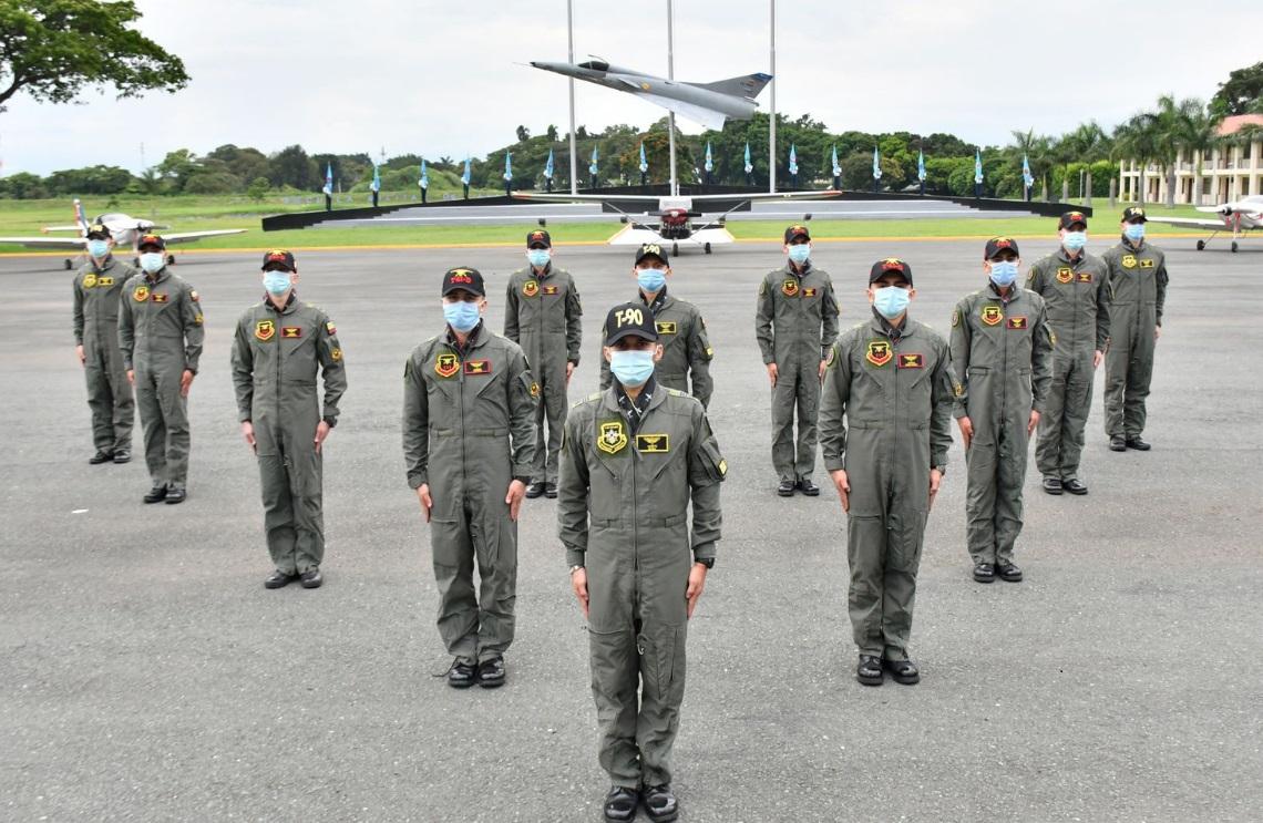 Futuros pilotos de la Fuerza Aérea Colombiana reciben sus bufandas de vuelo
