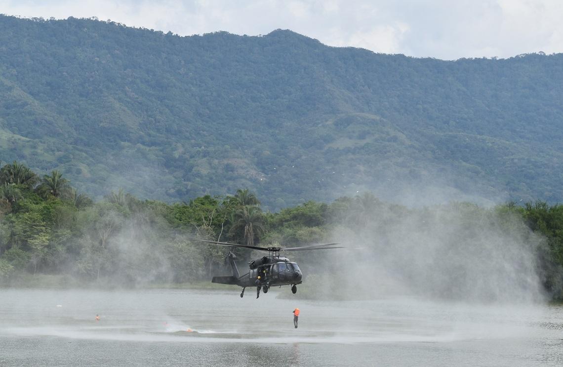Fuerza Aérea Colombiana entrena a su personal en maniobras para rescate humanitario