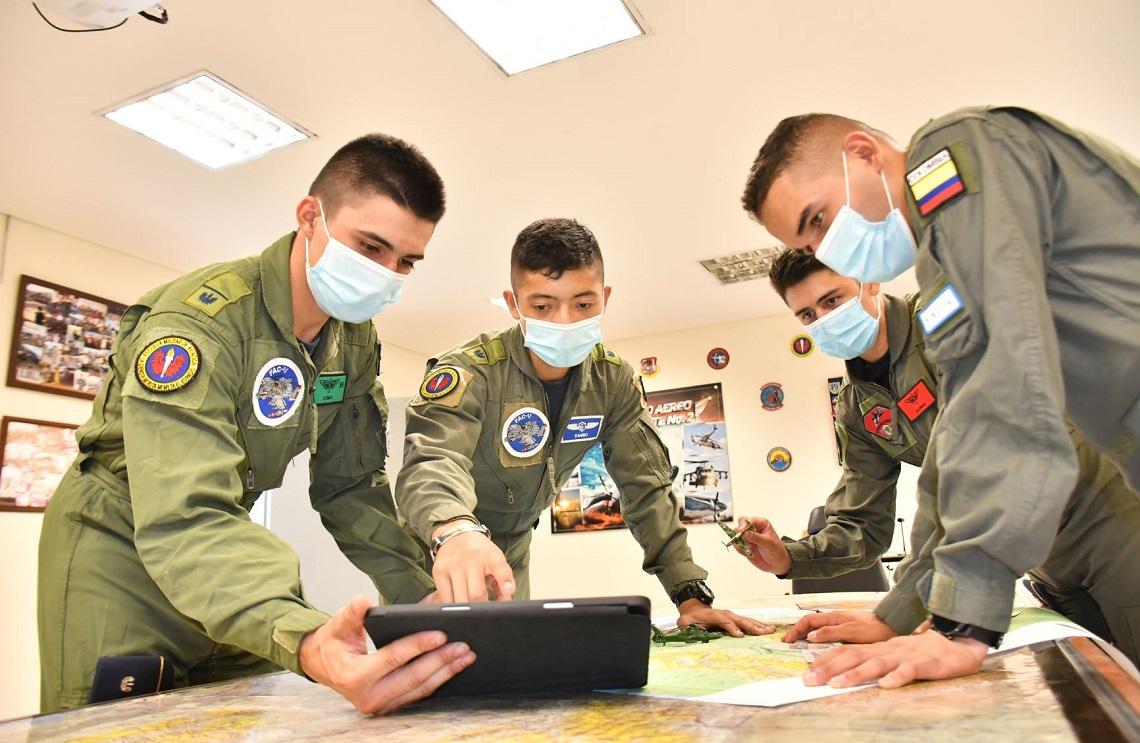 Futuros Oficiales de la Fuerza Aérea Colombiana continúan formándose integralmente