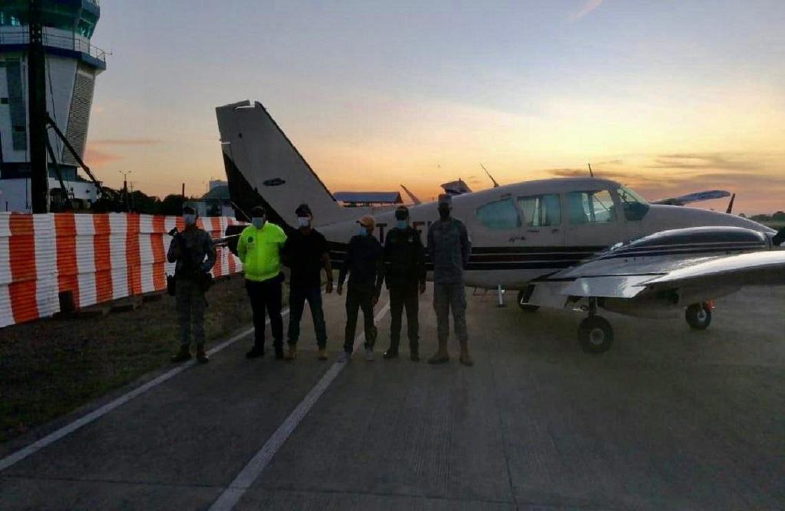 Aeronave ilegal es interceptada y obligada a aterrizar por aviones de combate de la Fuerza Aérea Colombiana