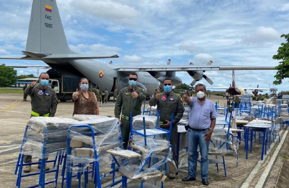 Gracias a la Fuerza Aérea Colombiana niños de la población de Wacará reciben mobiliario escolar
