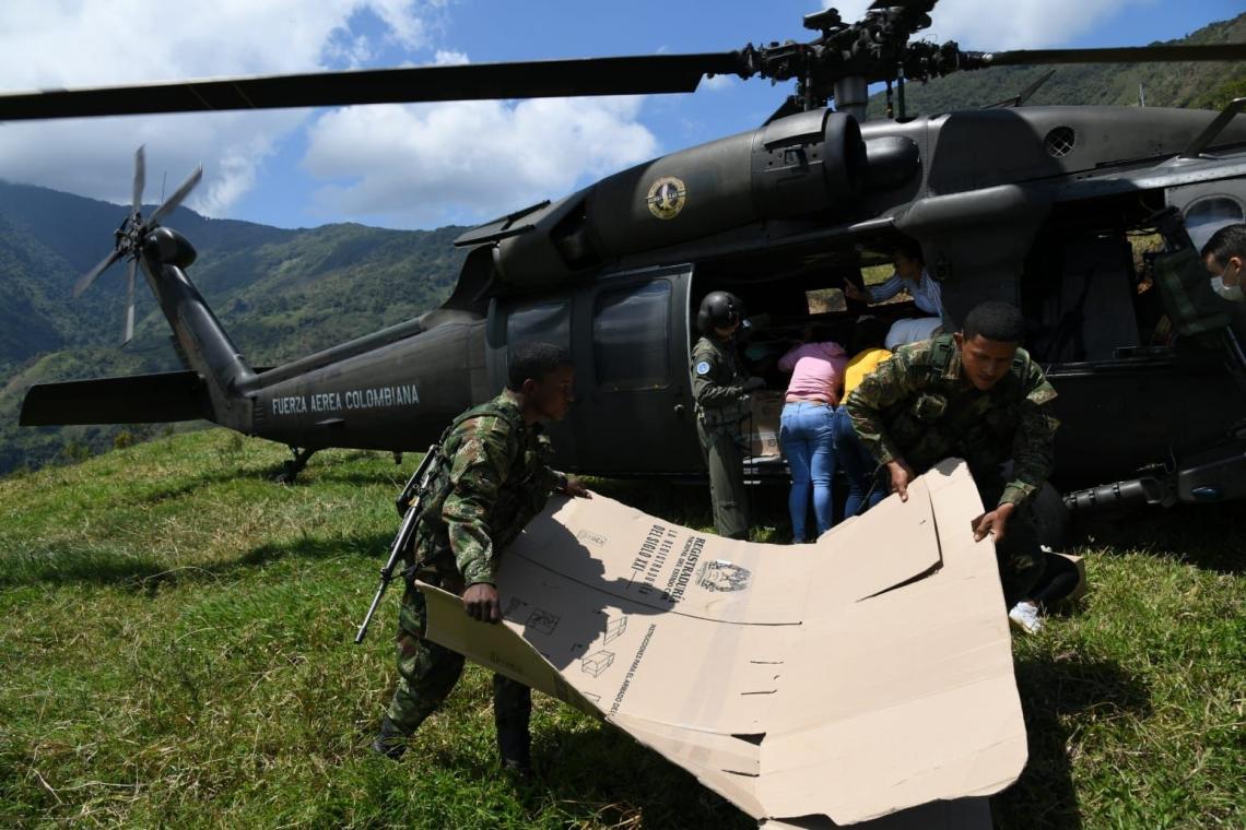 Operaciones militares realizadas por la Fuerza Aérea garantizan elecciones en lugares de difícil acceso en Antioquia