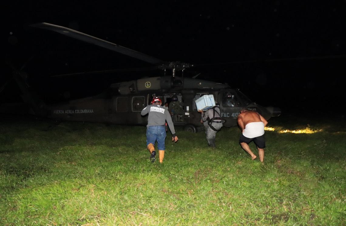 Fuerza Aérea rescata en helicóptero a 2 personas atrapadas por crecientes de ríos en el Meta