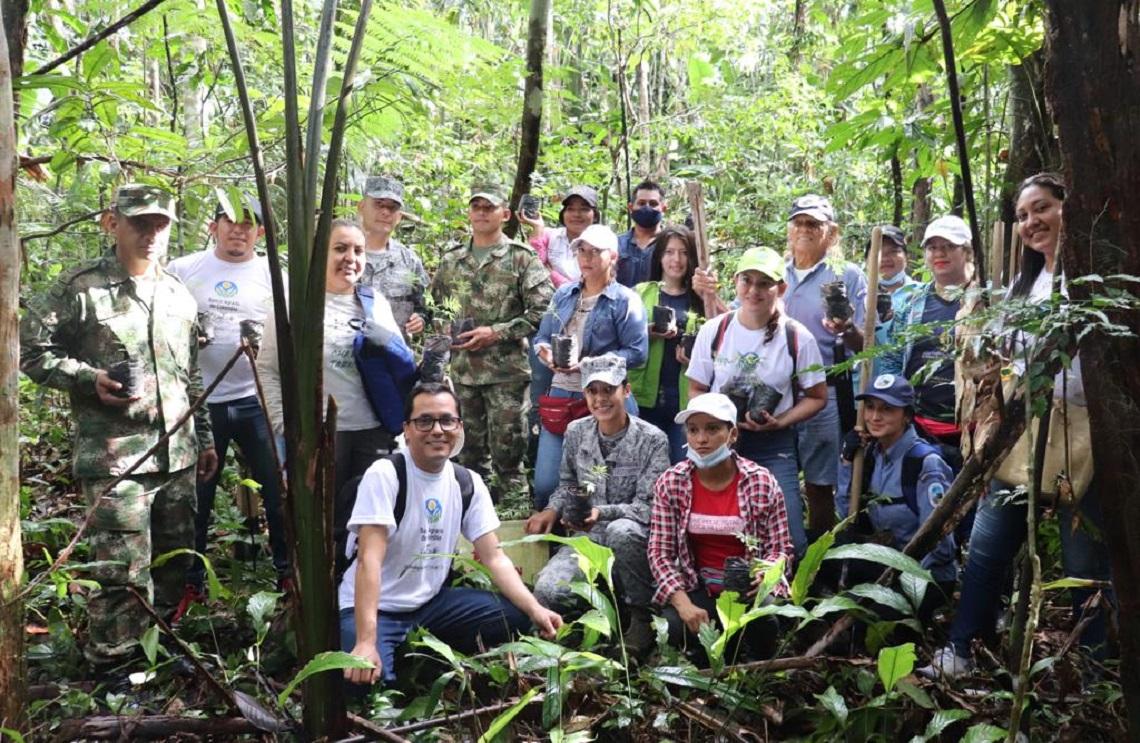 Fuerza Aérea Colombiana apoya con la siembra de 200 árboles en el Amazonas