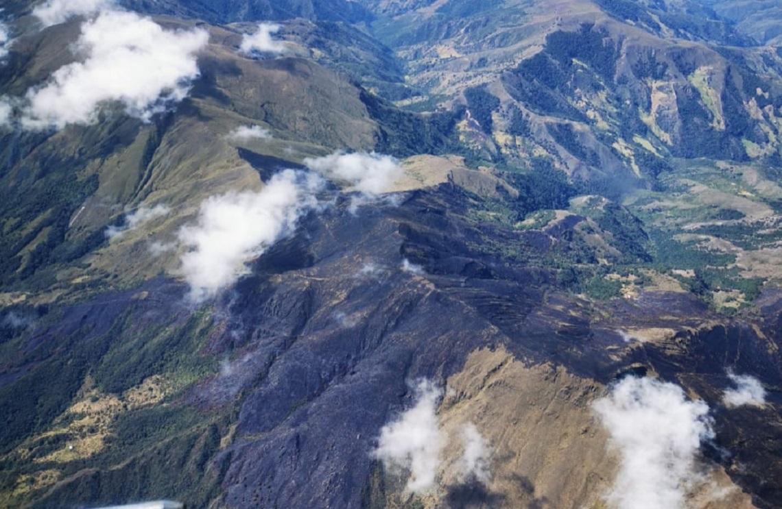Fuerza Aérea Colombiana sobrevuela zona afectada por incendio forestal en el Páramo de Santurbán 