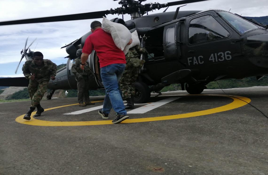  Ayudas humanitarias continúan llegando a Ituango, Antioquia, en helicópteros de la Fuerza Aérea Colombiana    