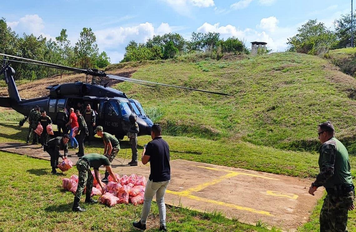 Fuerza Aérea transporta más de 1.3 toneladas de ayuda humanitaria para población del Bajo Cauca