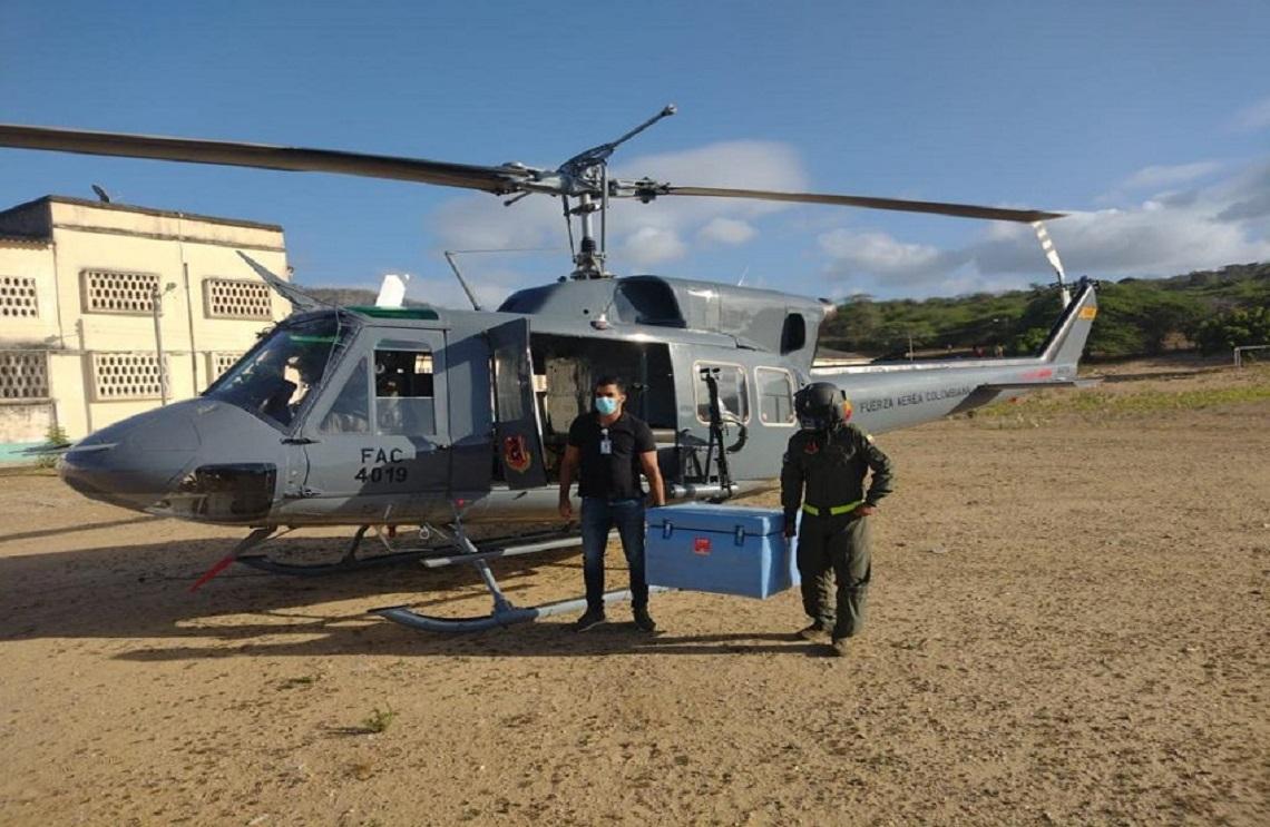  Fuerza Aérea Colombiana transporta las primeras vacunas de una sola aplicación a la Alta Guajira
