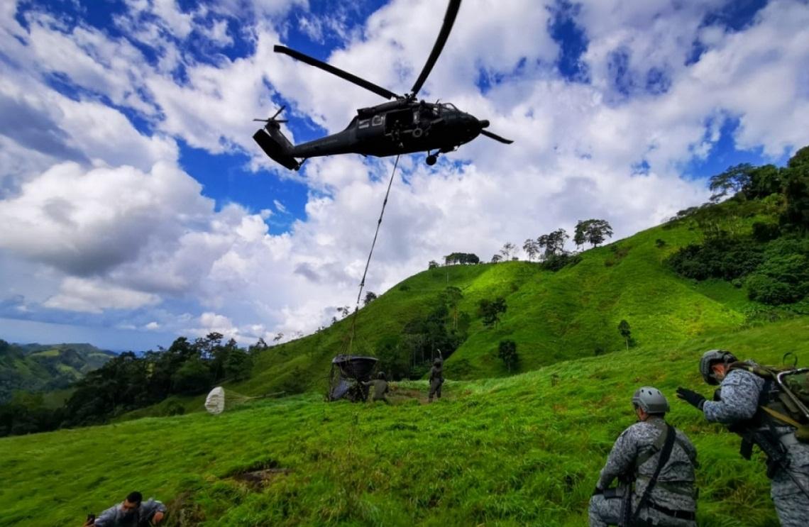 Tanques de agua son trasladados vía aérea para beneficio de la población de Yacopí, Cundinamarca
