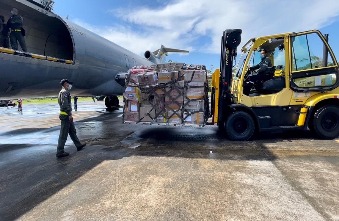 Fuerzas Militares transporta y entrega en Puerto Nariño, Amazonas, más de tres toneladas de útiles escolares 