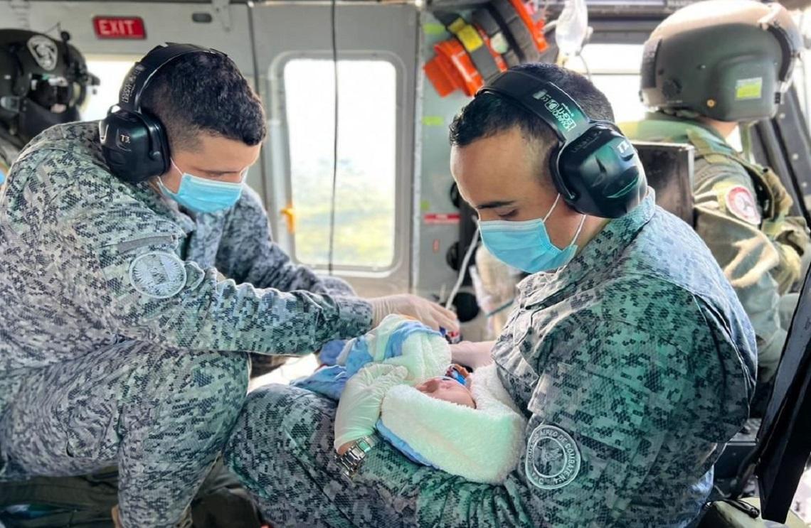 Bebé recién nacido fue evacuado por la Fuerza Aérea para salvar su vida en Tolima