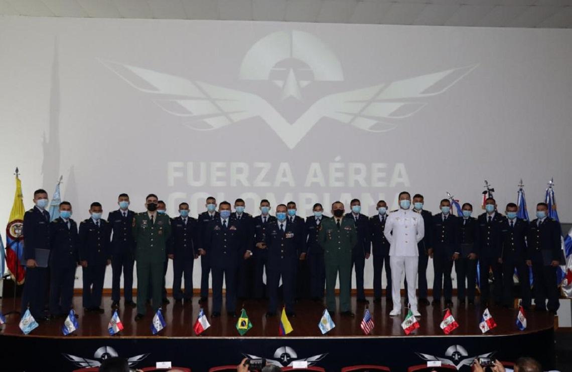 Alféreces de la Fuerza Aérea Colombiana se graduaron como pilotos militares de helicóptero