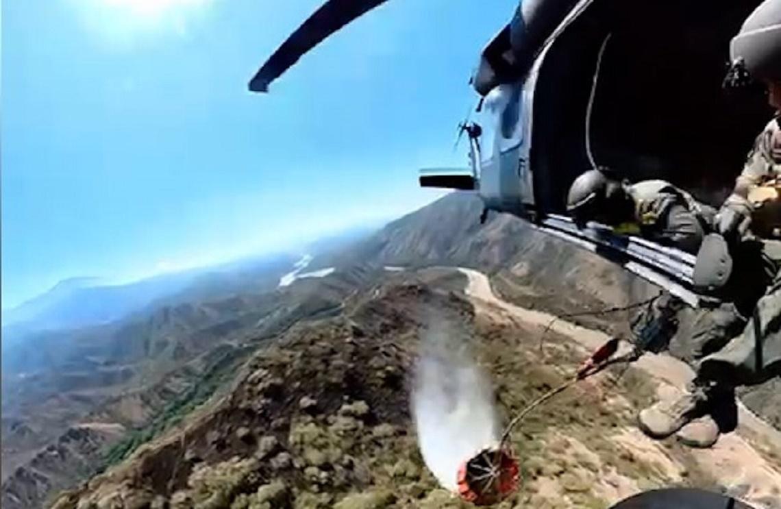  Controlado incendio en el occidente de Antioquia, con un helicóptero de su Fuerza Aérea Colombiana
