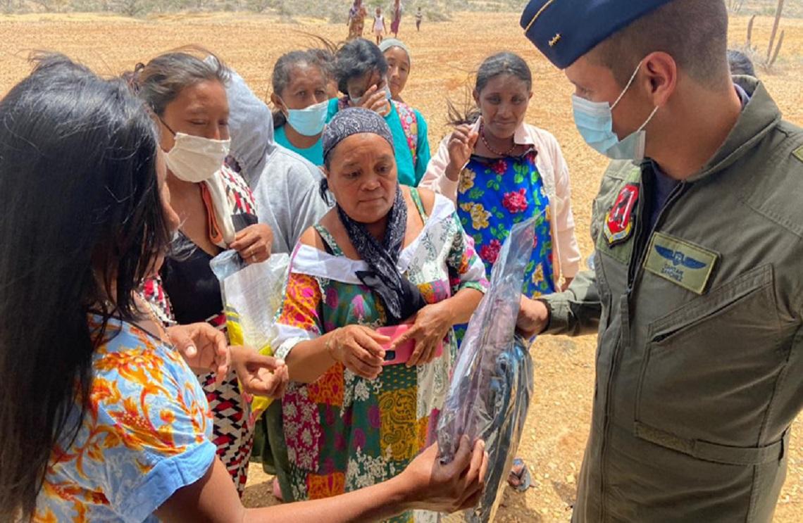 Fuerza Aérea Colombiana lleva regalos a la comunidad Wayúu en la Alta Guajira