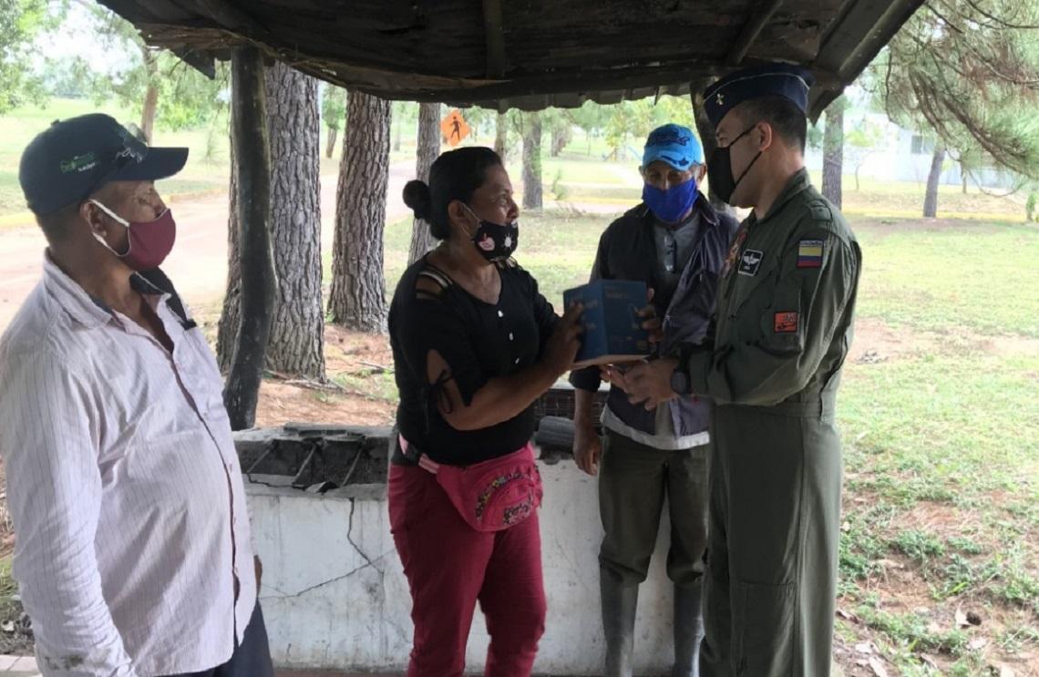 Fuerza Aérea Colombiana entrega lámparas solares para los habitantes del Vichada