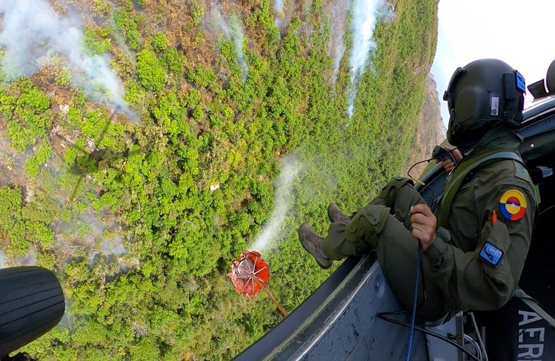 Continúan esfuerzos articulados con la Fuerza Aérea para la extinción de incendio en Providencia