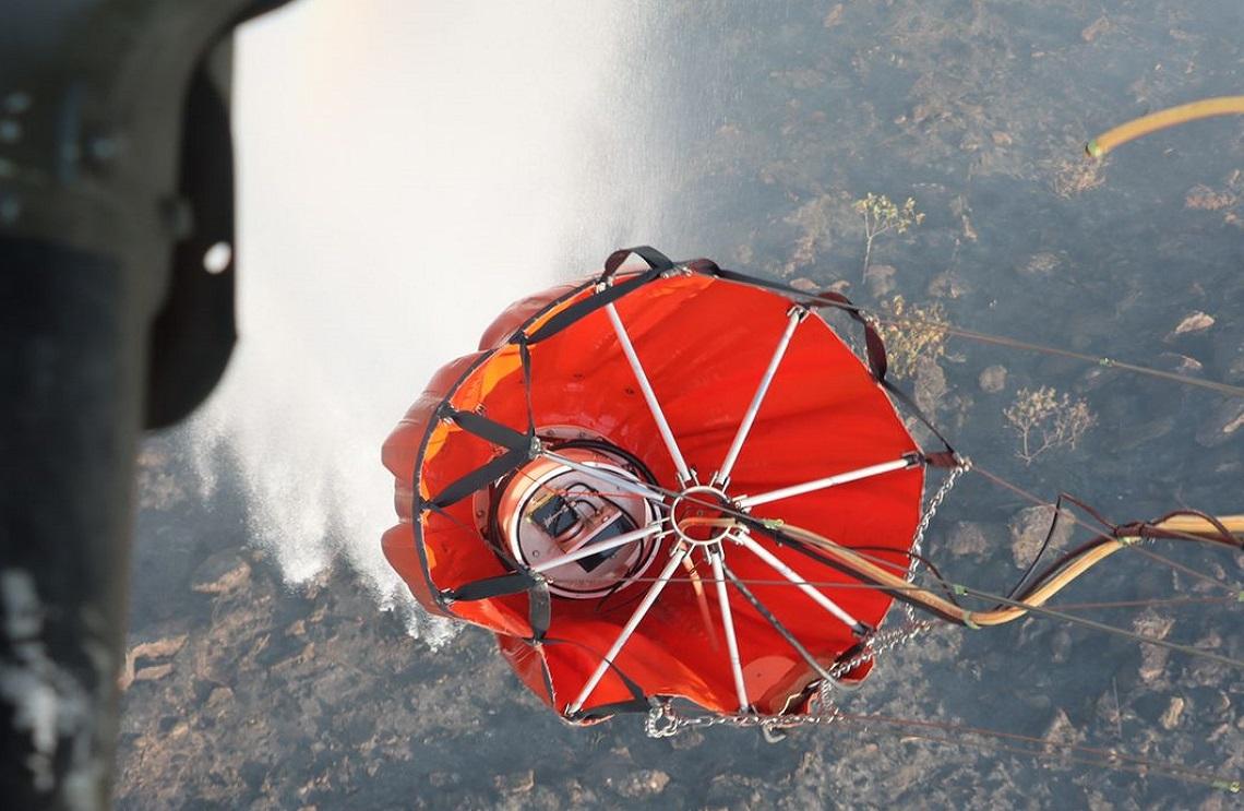 Fuerza Aérea Colombiana apoya emergencia por incendio forestal en Prado, Tolima