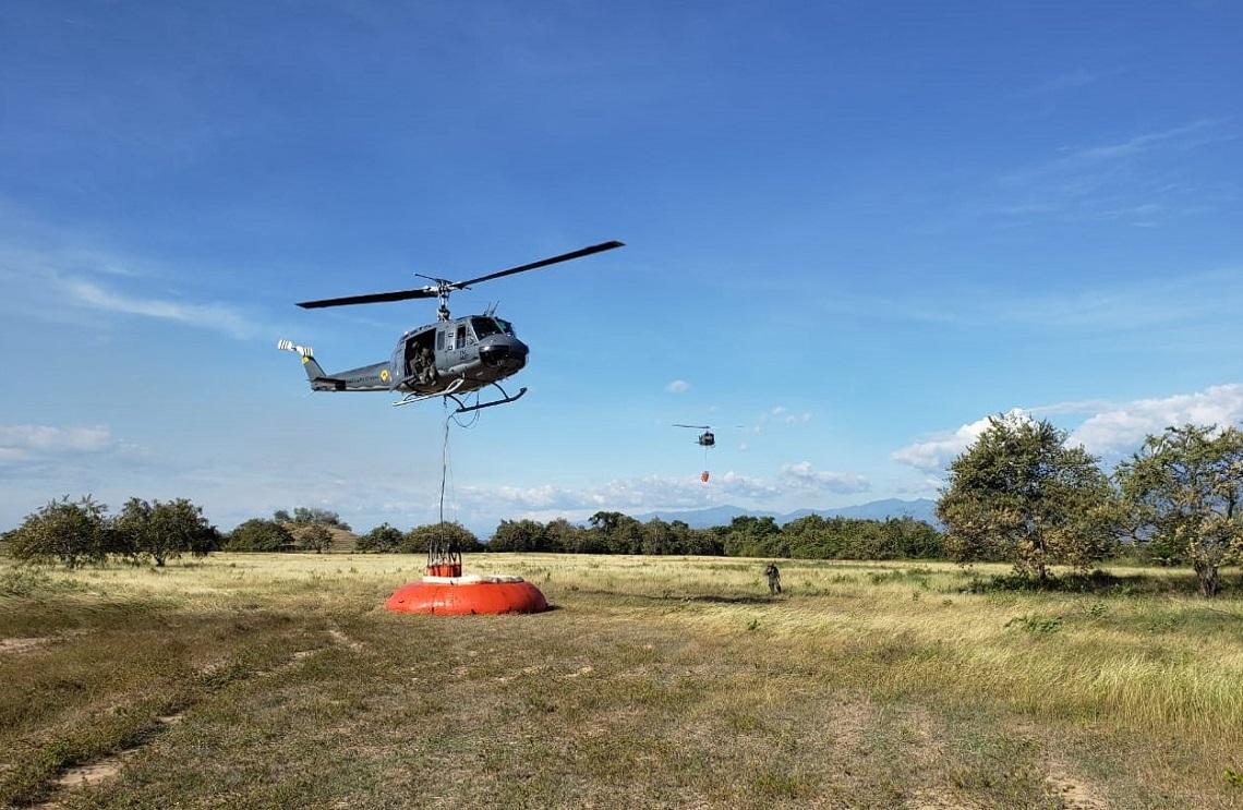 Fuerza Aérea realiza extinción incendio en el Tolima
