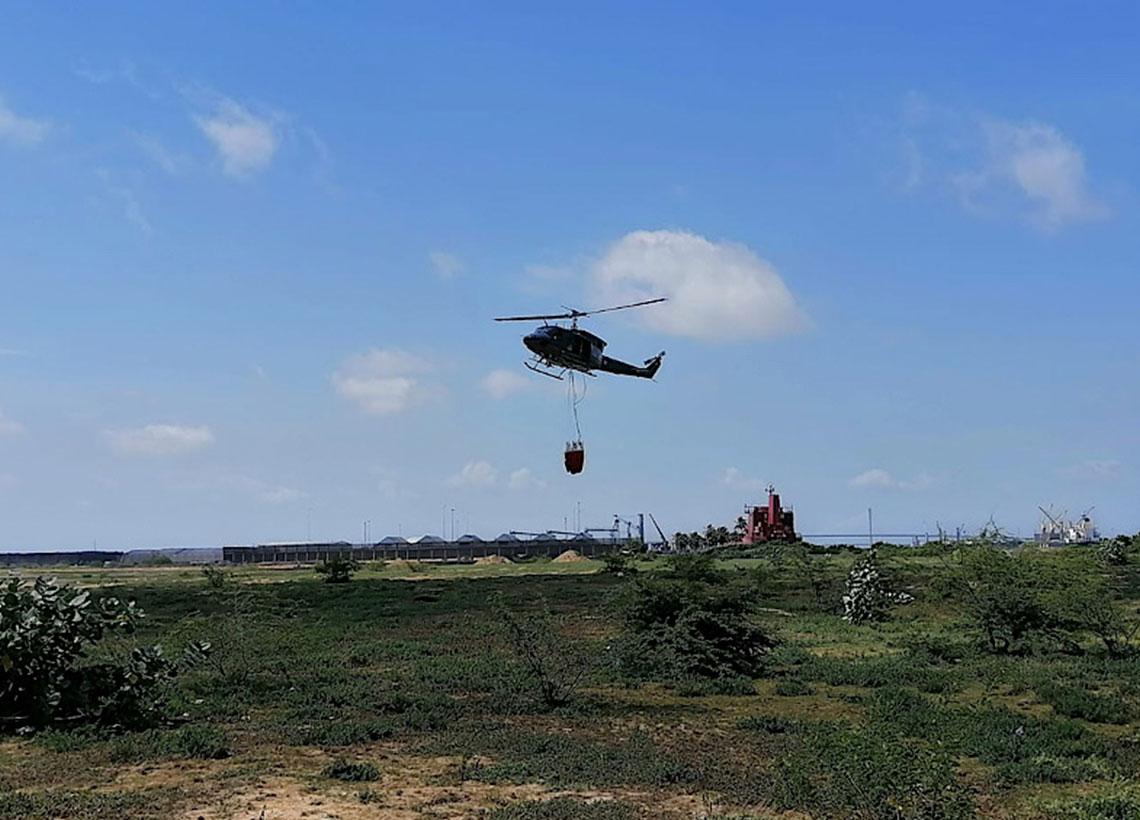 Fuerza Aérea continúa trabajando para mitigar impacto del incendio forestal en el Parque Isla Salamanca