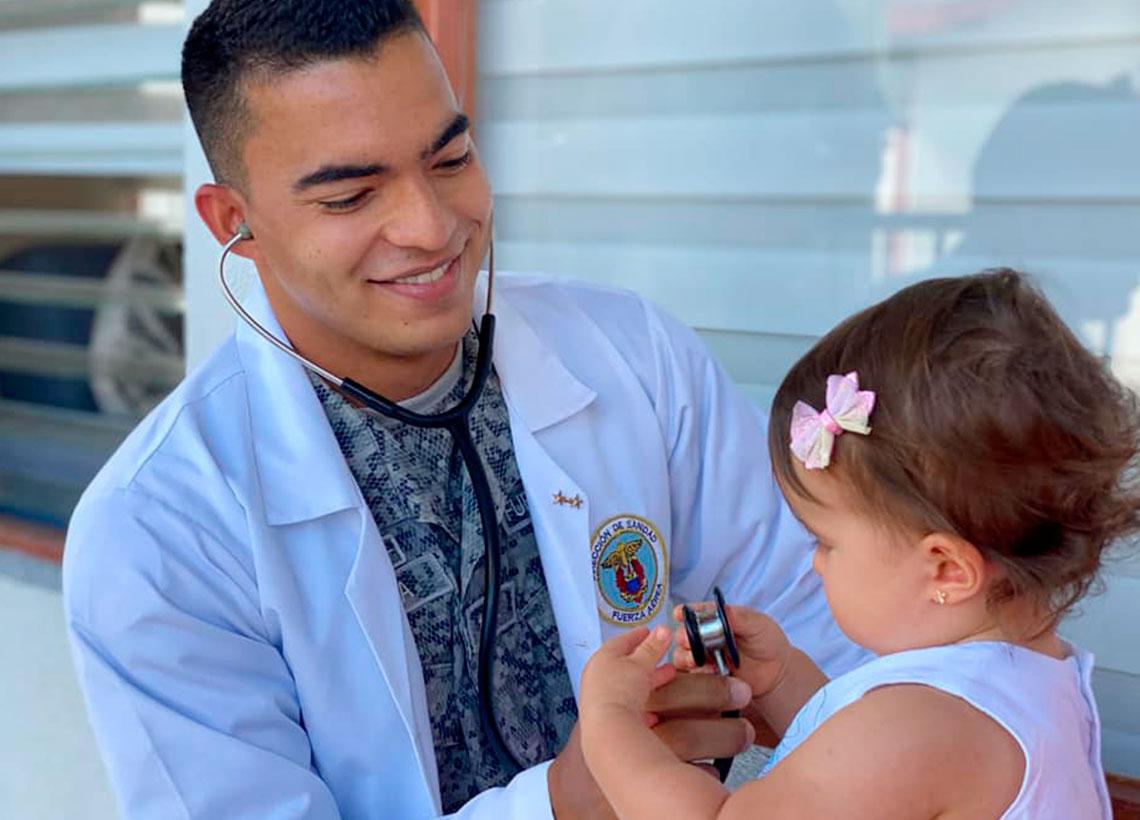 Un médico y oficial administrativo de la Fuerza Aérea Colombiana