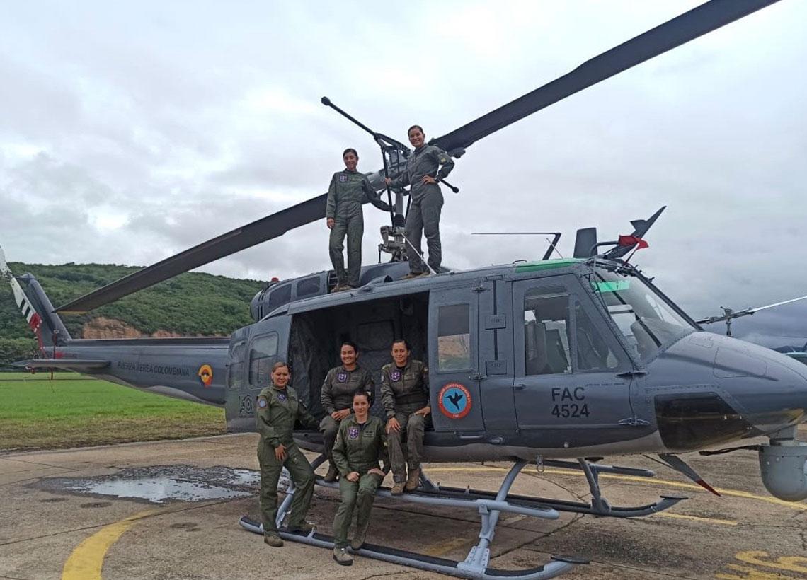 Mujeres militares de la Fuerza Aérea con las botas bien puestas