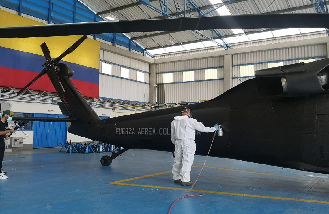 Al servicio de los colombianos estará la primera aeronave de la Fuerza Aérea Colombiana pintada con insumos nacionales