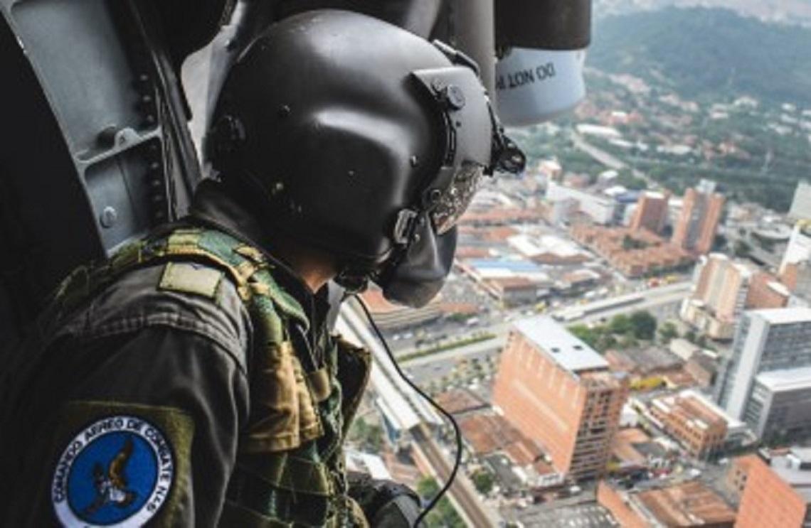 Desde el aire, la Fuerza Aérea Colombiana vigila las carreteras en Antioquia
