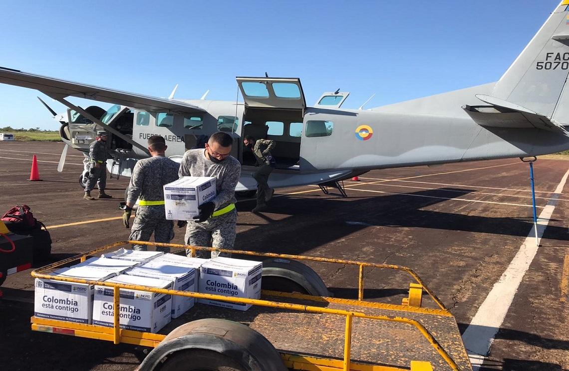 2.5 toneladas de alimentos lleva la Fuerza Aérea Colombiana a los adultos mayores, en Vichada