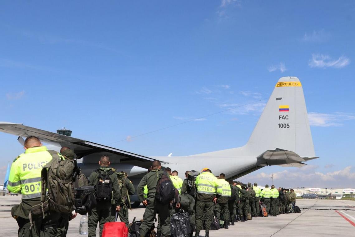Fuerza Aérea Colombiana transporta efectivos de la Policía para fortalecer la seguridad durante las elecciones 