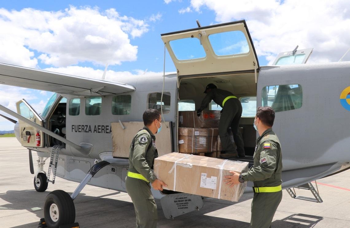 Fuerza Aérea Colombiana transporta ventiladores mecánicos al Hospital Regional de la Orinoquía