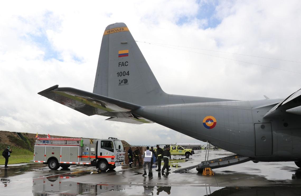 Camión de bomberos y ayudas humanitarias fueron transportados a Leticia por la Fuerza Aérea 