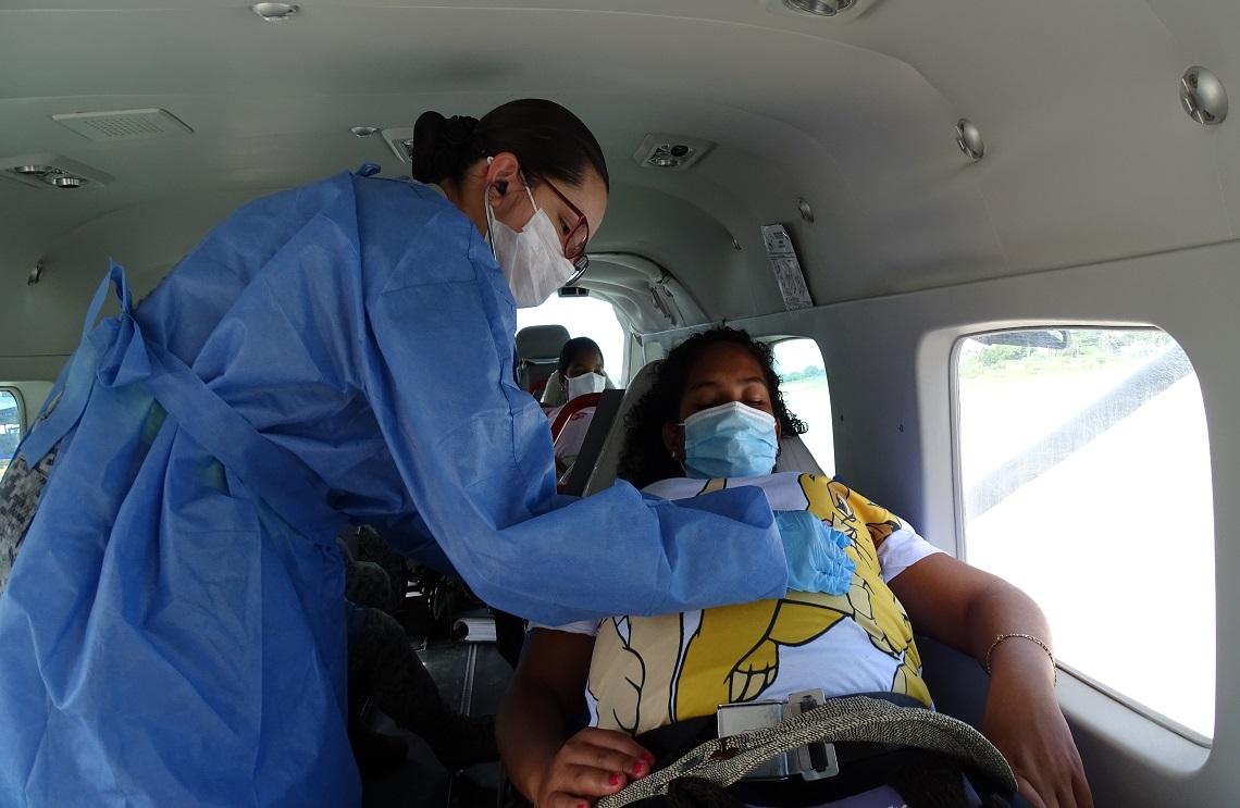 Fuerza Aérea Colombiana brindó oportuno traslado aereomédico a dos mujeres en estado de embarazo