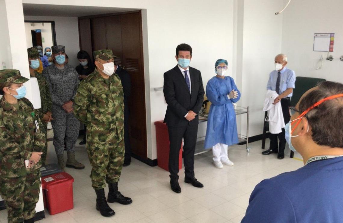 “El país restituye, a nuestros médicos y enfermeros de la Fuerza Pública, todo el esfuerzo entregado…”