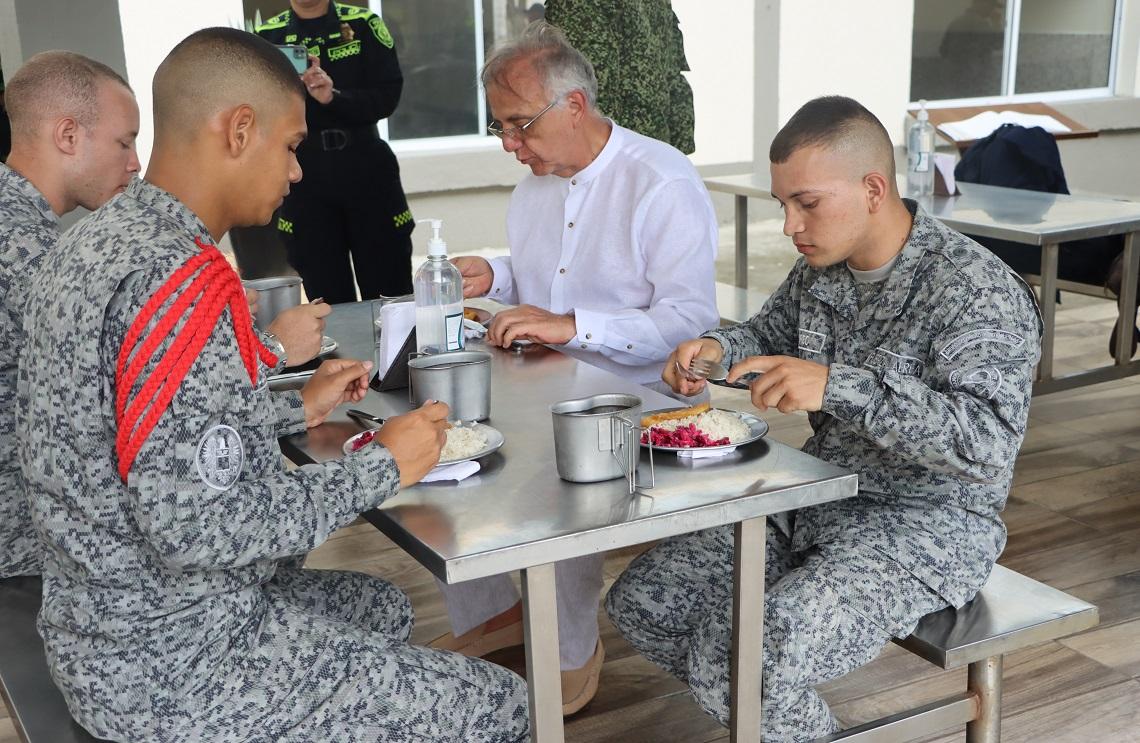 El señor Ministro de Defensa, compartió con los soldados de la Fuerza Aérea