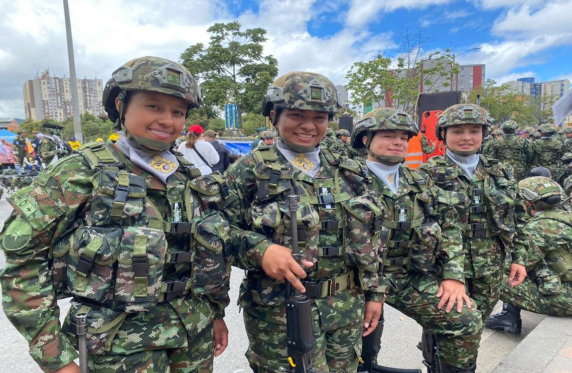 Después de 30 años, volvieron a desfilar en el 20 de julio las soldados militares que prestan su servicio militar