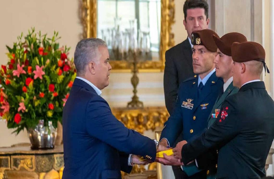 Presidente de la República entrega Pabellón Nacional al equipo de las Fuerzas Militares