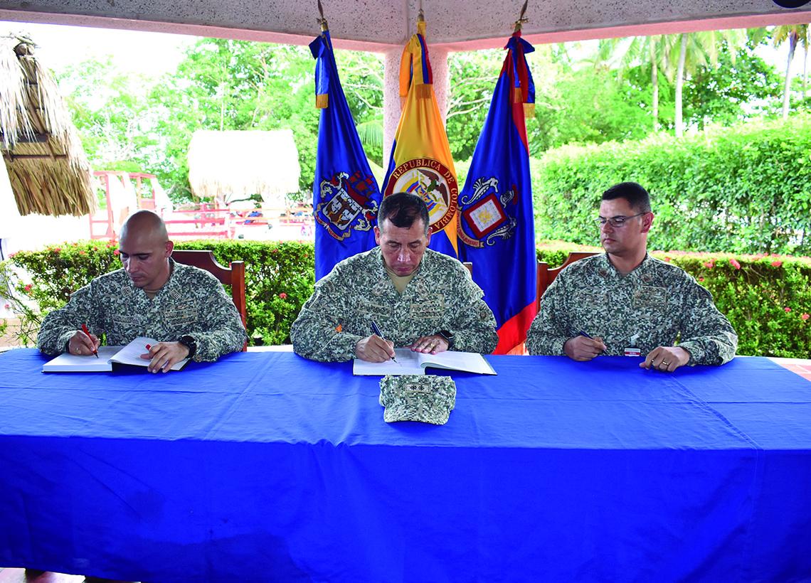 cogfm-Relevo de comandantes en la Base de Entrenamiento de Infantería de Marina