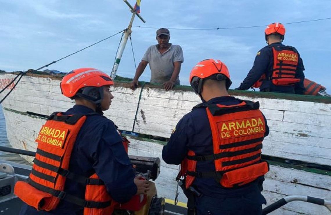 Rescatadas tres personas que se encontraban en emergencia en el mar