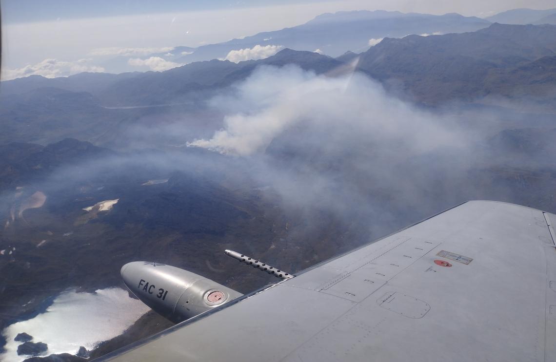 Sobrevuelos de la Fuerza Aérea para monitorear incendio en el Parque Nacional Natural de Sumapaz