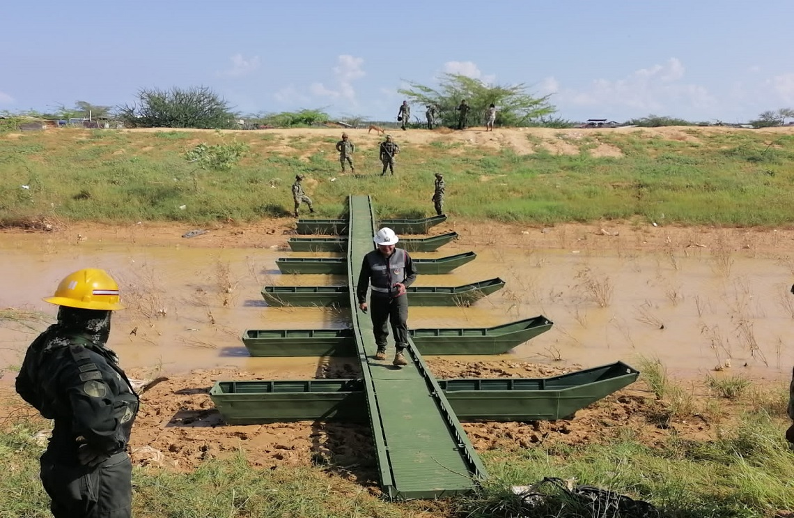 Fuerzas Militares instalaron estructura para el paso de personas afectadas por inundaciones en Uribía, La Guajira