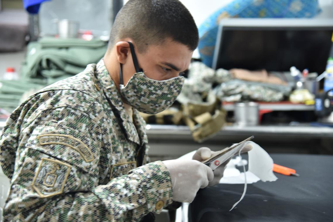 Infantes de Marina fabrican tapabocas para sus compañeros en Bahía Málaga