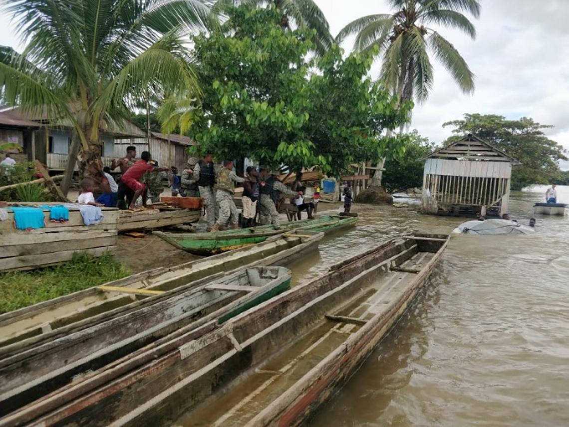 Rescatados 14 funcionarios de Alcaldía del Medio Atrato en emergencia en el río Chocó
