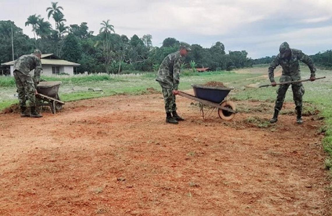 Soldados se armaron con picas y palas para ayudar a indígenas del Vaupés