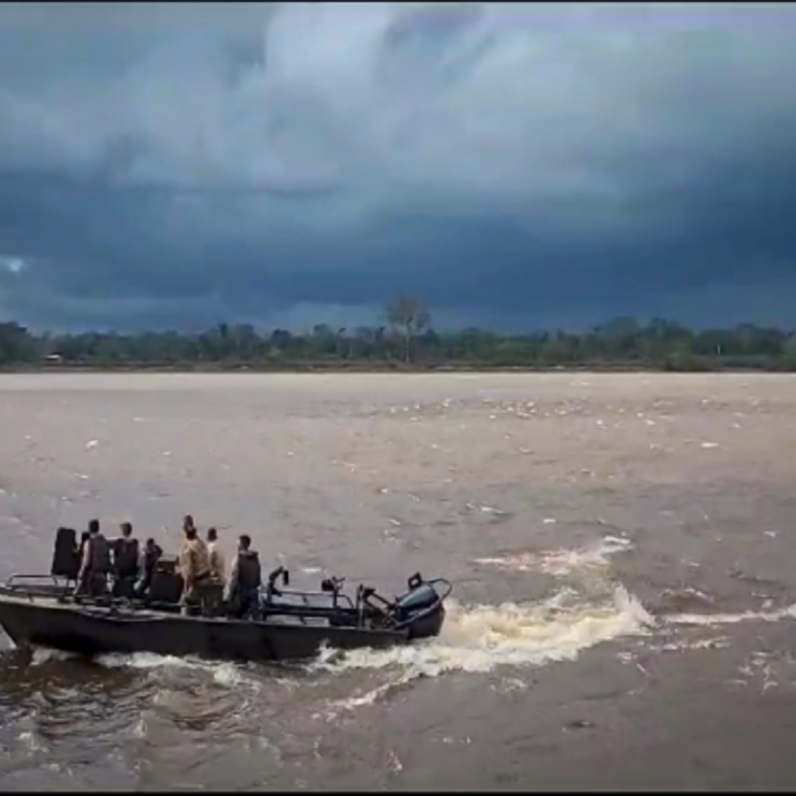 Armada de Colombia rescató a dos pescadores que naufragaron en el río Guaviare