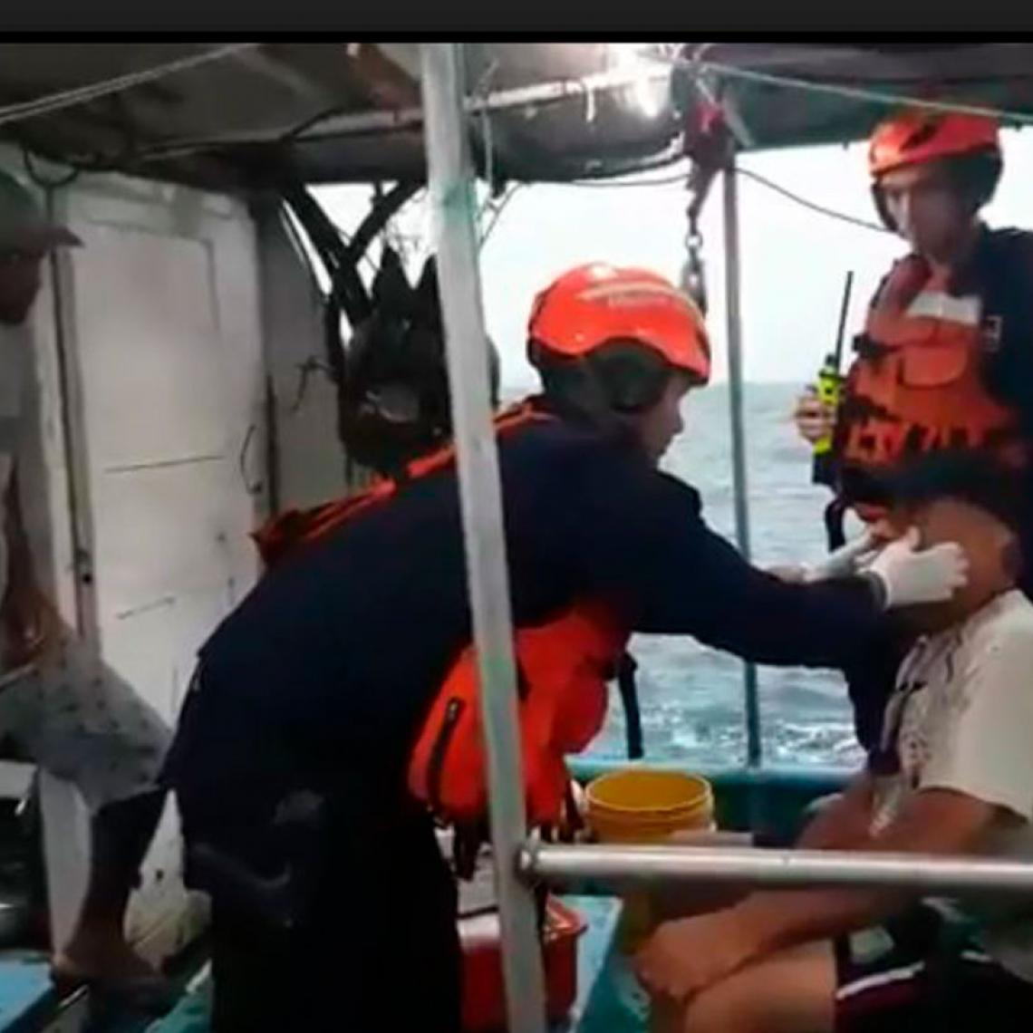 Armada Nacional brinda asistencia a 4 personas que llevaban tres días a la deriva en el Pacífico
