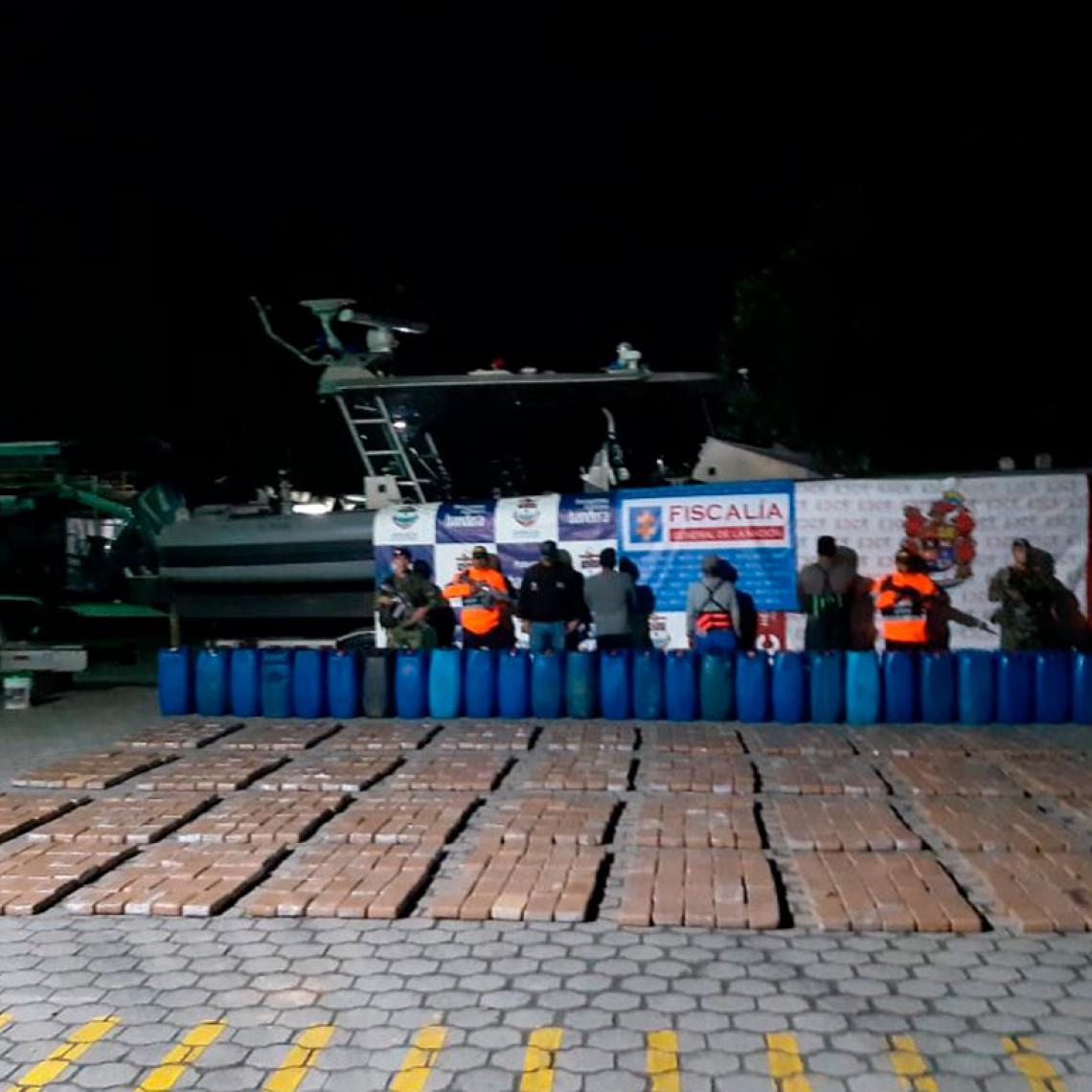 Armada de Colombia intercepta tres lanchas del narcotráfico en el Pacífico